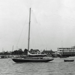lydiette-moored-crouch